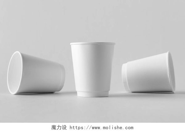 白色桌子上的三个杯子8盎司白色双壁咖啡纸杯没有盖子的模型.